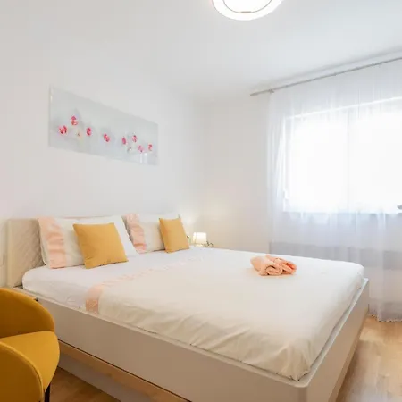 2 Bedroom Cozy In Makarska